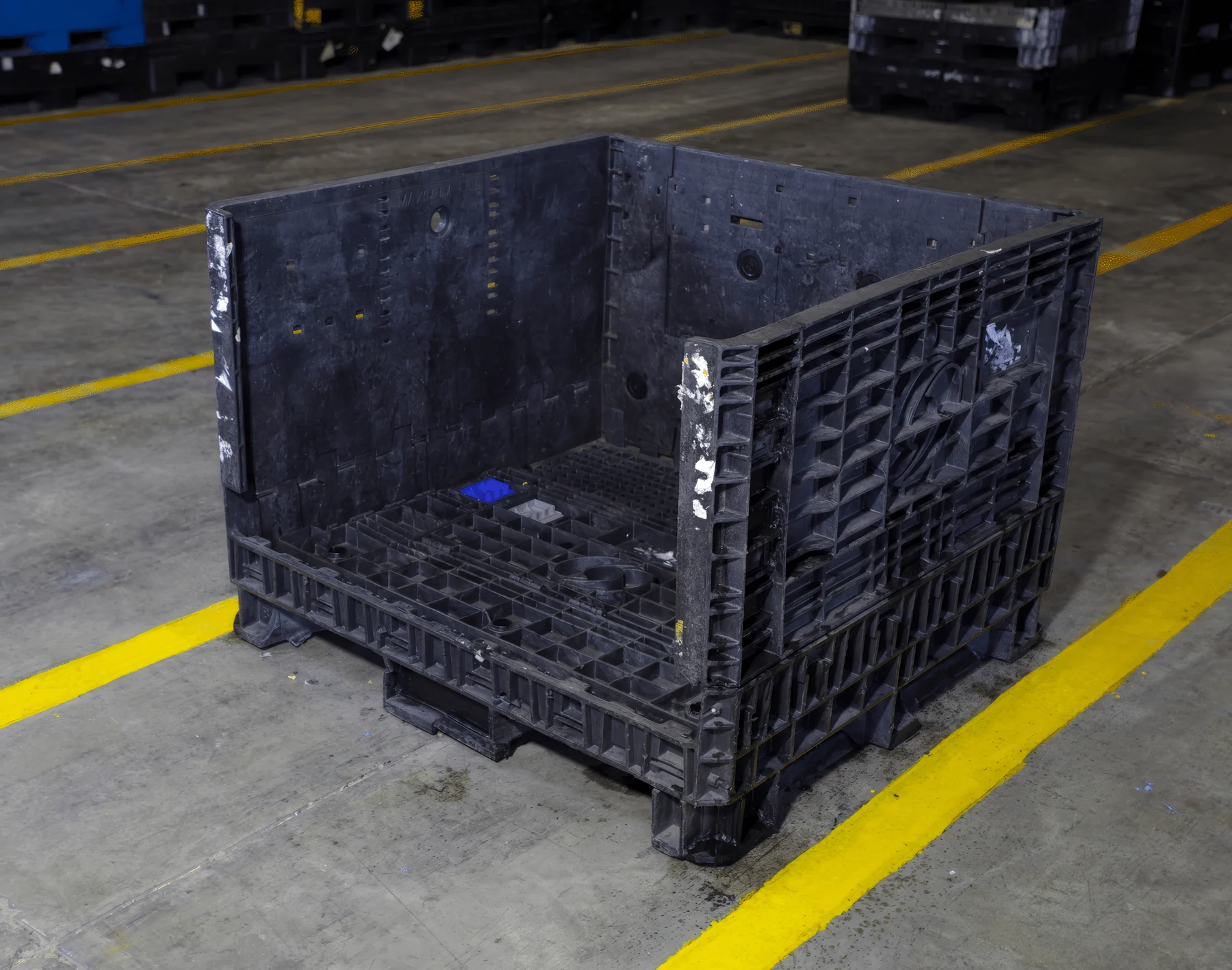 Contenedor industrial en piso de planta